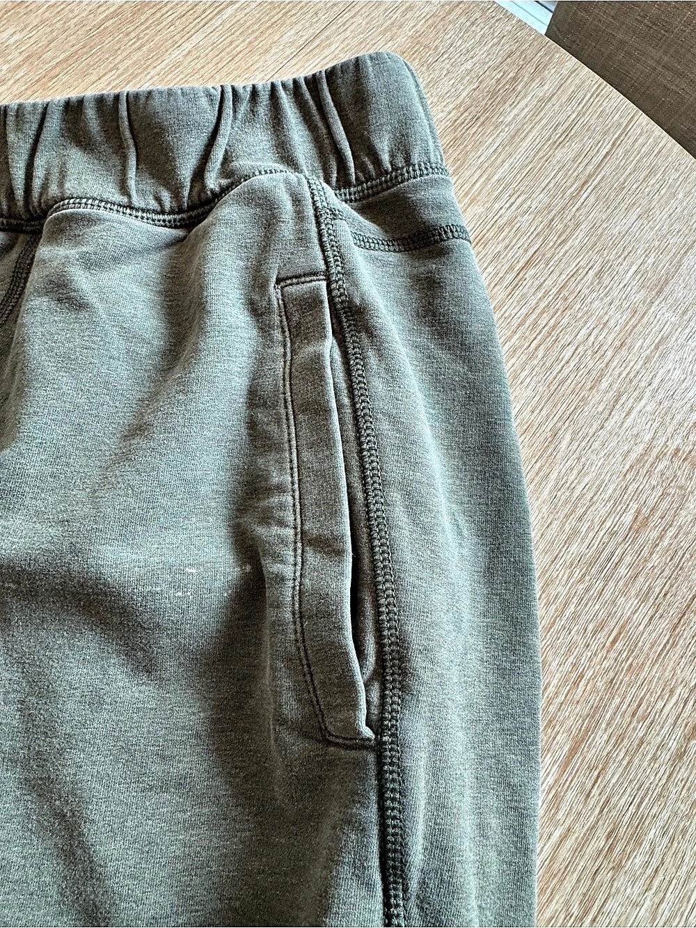 Lululemon Pleated Tapered Jogger Olive Green Pants-Preloved - Picture 3 of 7